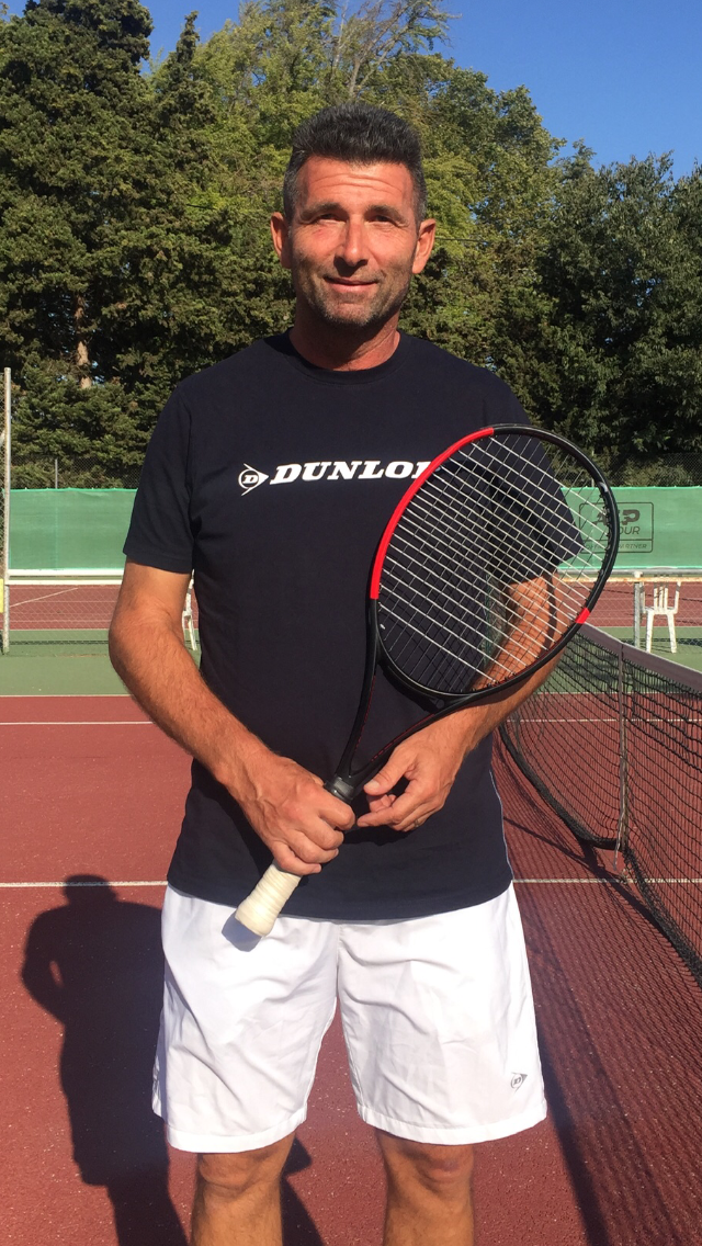 Olivier Launo, entraineur du tennis park, club de tennis à la Valentine 11ème